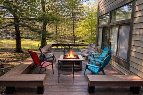 🌊Deckside Tranquility | Pond View, Walk to Pool, Fire Pit, Pet Friendly