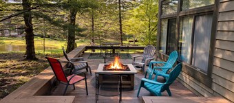 🌊Deckside Tranquility | Pond View, Walk to Pool, Fire Pit, Pet Friendly