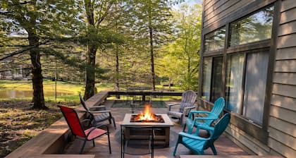 🌊Deckside Tranquility | Pond View, Walk to Pool, Fire Pit, Pet Friendly