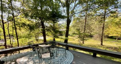 🍁 Deckside Tranquility – Pond Views, Firepit Nights & Autumn Foliage🍂🔥