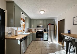 Fridge, microwave, oven, stovetop - Adventure Awaits (Bluefield)