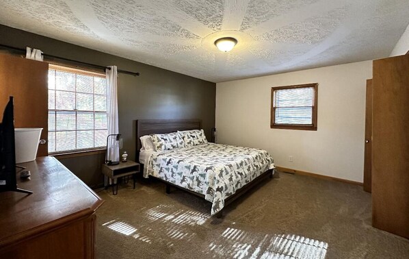 5 bedrooms, iron/ironing board, free WiFi, bed sheets - Adventure Awaits (Bluefield)