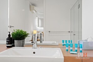 Ducha, secador de pelo, toallas