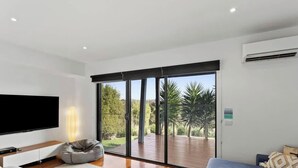 Living area - Villa Isola, Golf Course Views. (Cowes)