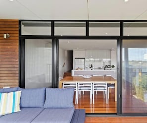 TV, fireplace, offices - Villa Isola, Golf Course Views. (Cowes)