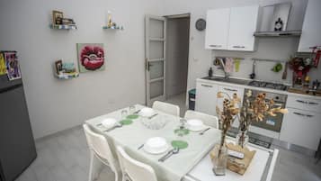 Réfrigérateur, four, plaque de cuisson, cafetière/bouilloire