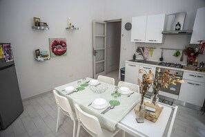 Fridge, oven, stovetop, coffee/tea maker - Cozy Apartment Catania central (Catania)