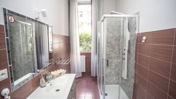 Doccia, asciugacapelli, bidet, asciugamani