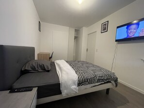 2 bedrooms, in-room safe, desk, iron/ironing board