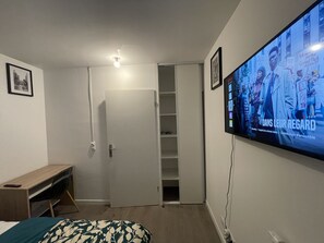 2 bedrooms, in-room safe, desk, iron/ironing board
