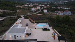 Un quartier résidentiel avec des maisons, une piscine et un terrain de jeux.