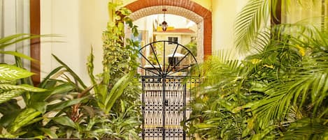 المنشأة من الداخل