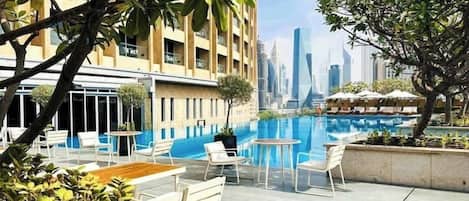 Una piscina al aire libre