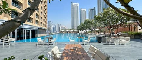 Una piscina al aire libre