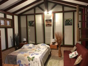 1 slaapkamer, een strijkplank/strijkijzer, wifi, beddengoed