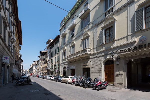 Front of property - Ognissanti Design by Mmega (Florence)