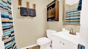 Ducha, secador de pelo y toallas