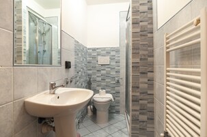 Basic Apartment | Bathroom | Towels