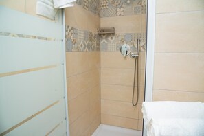Secador de cabelo, toalhas de banho