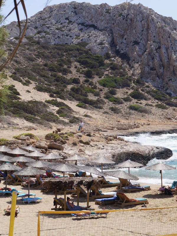 Plage, chaises longues, parasols