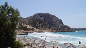 On the beach, sun loungers, beach umbrellas - Royal Beach Karpathos (Karpathos)