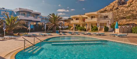 Piscine extérieure (ouverte en saison), parasols de plage
