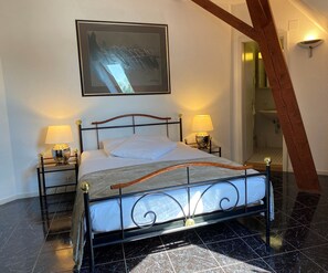 Continental breakfast on weekdays (CHF 22 per person)