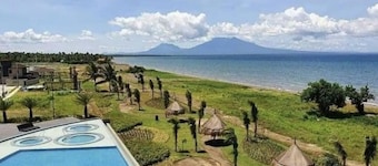 Cozy beach front home retreat. Pet and family friendly!