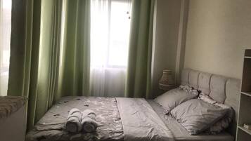3 bedrooms, desk, iron/ironing board, free WiFi