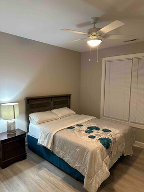 3 室のベッドルーム、アイロン / アイロン台、WiFi (無料)、ベッドシーツ