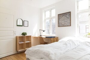 Basic-værelse - fælles badeværelse | Individuelt design, individuel indretning, strygejern/strygebræt