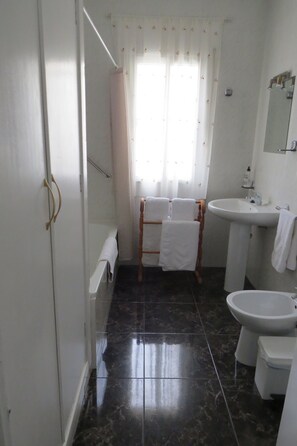 Douche, sĂšche-cheveux, serviettes fournies, savon