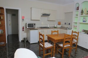 Frigorifero, microonde, bollitore elettrico, tostapane