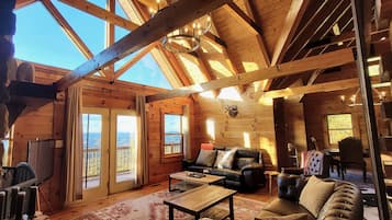 Smart-tv, een open haard, videospelletjes en tafelvoetbal