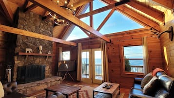 Een smart-tv, een open haard, videogames en tafelvoetbal