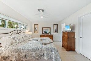 3 soverom, skrivebord, strykejern/-brett og reiseseng for barn