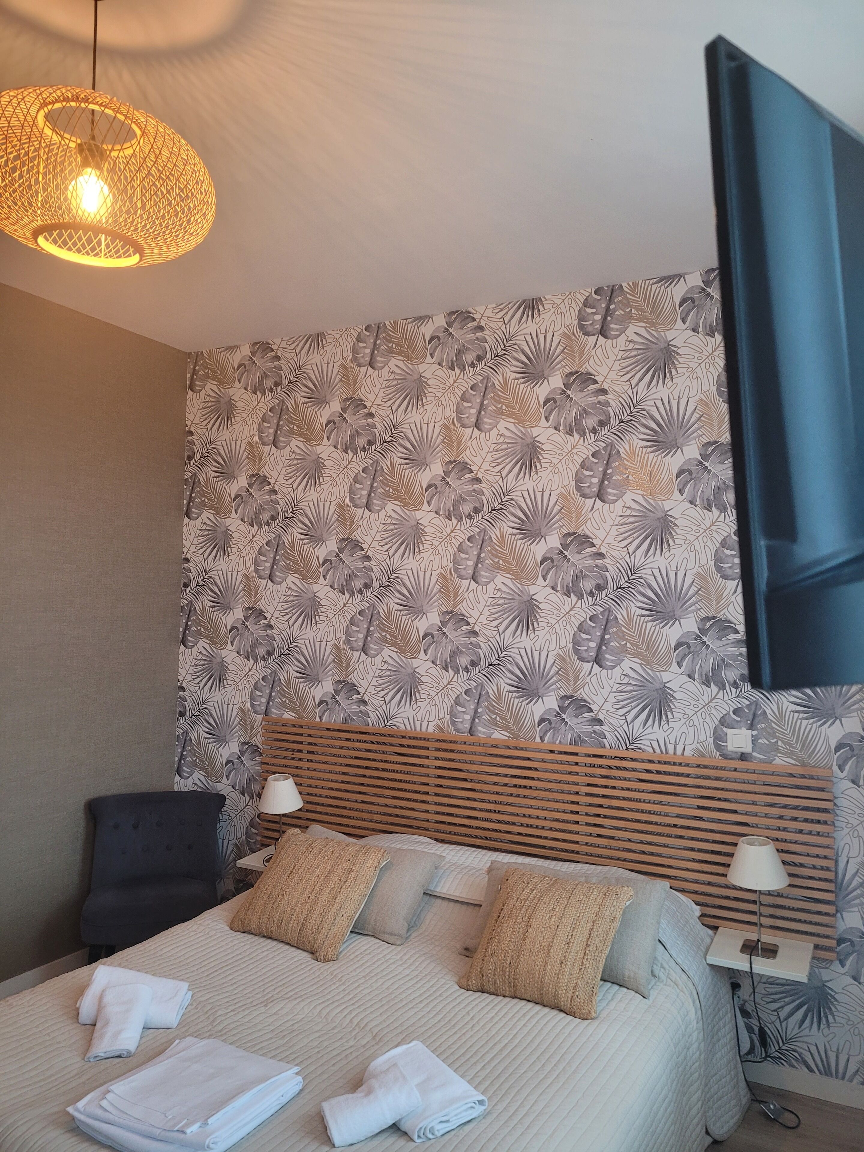 3 間睡房、房內夾萬、書桌、熨斗/熨衫板