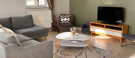 Tv, pejs, dvd-afspiller, stereoanlæg