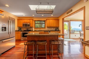 Fridge, microwave, oven, stovetop - Mountain View/Jacuzzi/ Fire pit/ Close to Downtown. Pet Friendly!  (Murphy)