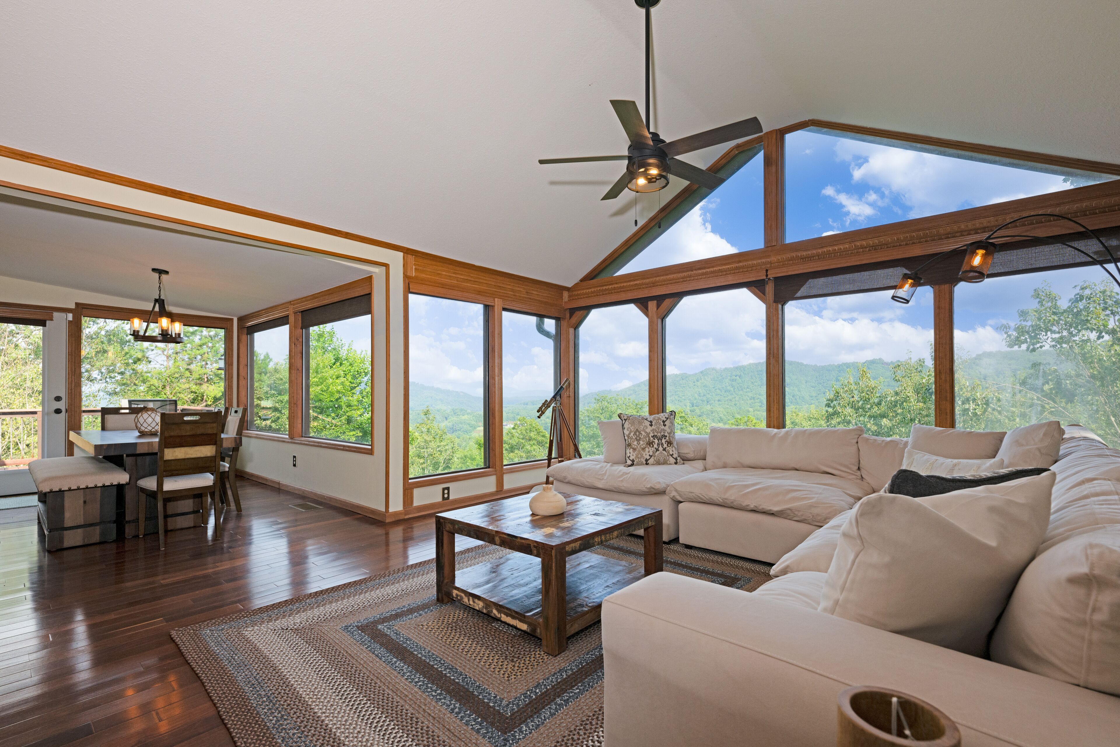 Smart TV, chimenea, futbolito y libros 