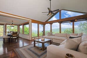 Smart TV, fireplace, foosball, books - Mountain View/Jacuzzi/ Fire pit/ Close to Downtown. Pet Friendly!  (Murphy)