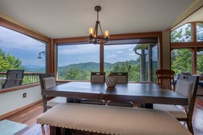 Dining - Mountain View/Jacuzzi/ Fire pit/ Close to Downtown. Pet Friendly!  (Murphy)