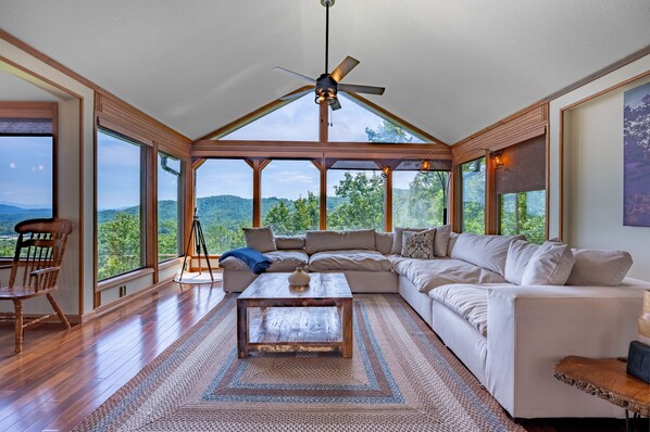 Smart TV, fireplace, foosball, books - Mountain View/Jacuzzi/ Fire pit/ Close to Downtown. Pet Friendly!  (Murphy)