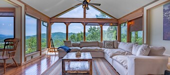 Mountain View/Jacuzzi/ Fire pit/ Close to Downtown. Pet Friendly!