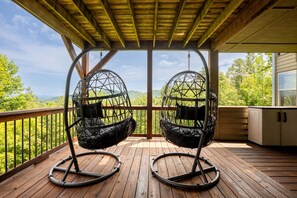 Terrace/patio - Mountain View/Jacuzzi/ Fire pit/ Close to Downtown. Pet Friendly!  (Murphy)