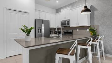 Refrigerador, microondas, parrilla de estufa y lavavajillas