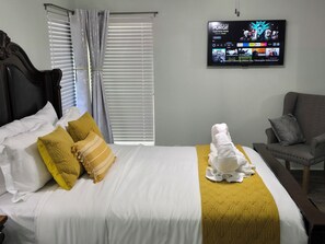 3 bedrooms, desk, iron/ironing board, travel cot - Cozy Private Retreat Near Airport and Downtown Nashville. (Nashville)