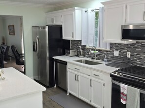 Fridge, microwave, oven, stovetop - Cozy Private Retreat Near Airport and Downtown Nashville. (Nashville)