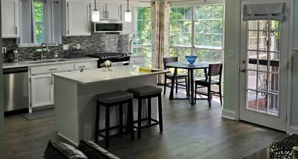 Cozy Private Retreat Near Airport and Downtown Nashville.