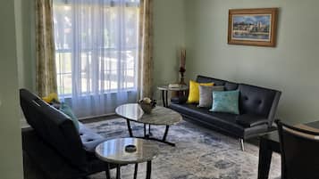 TV connectée, table de tennis de table, livres, écrans d'ordinateur